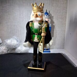 NUTCRACKER Soldier Wooden RIDGEFIELD HOLIDAY COLLECTION hand painted BRAND-NEW